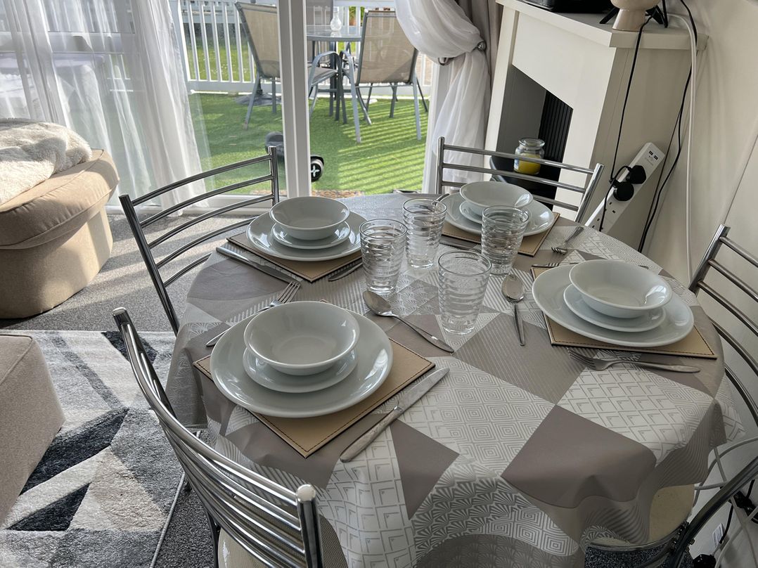 Seaview Caravan 2 Bedroom Sleeps 6  WiFi Smart Tv