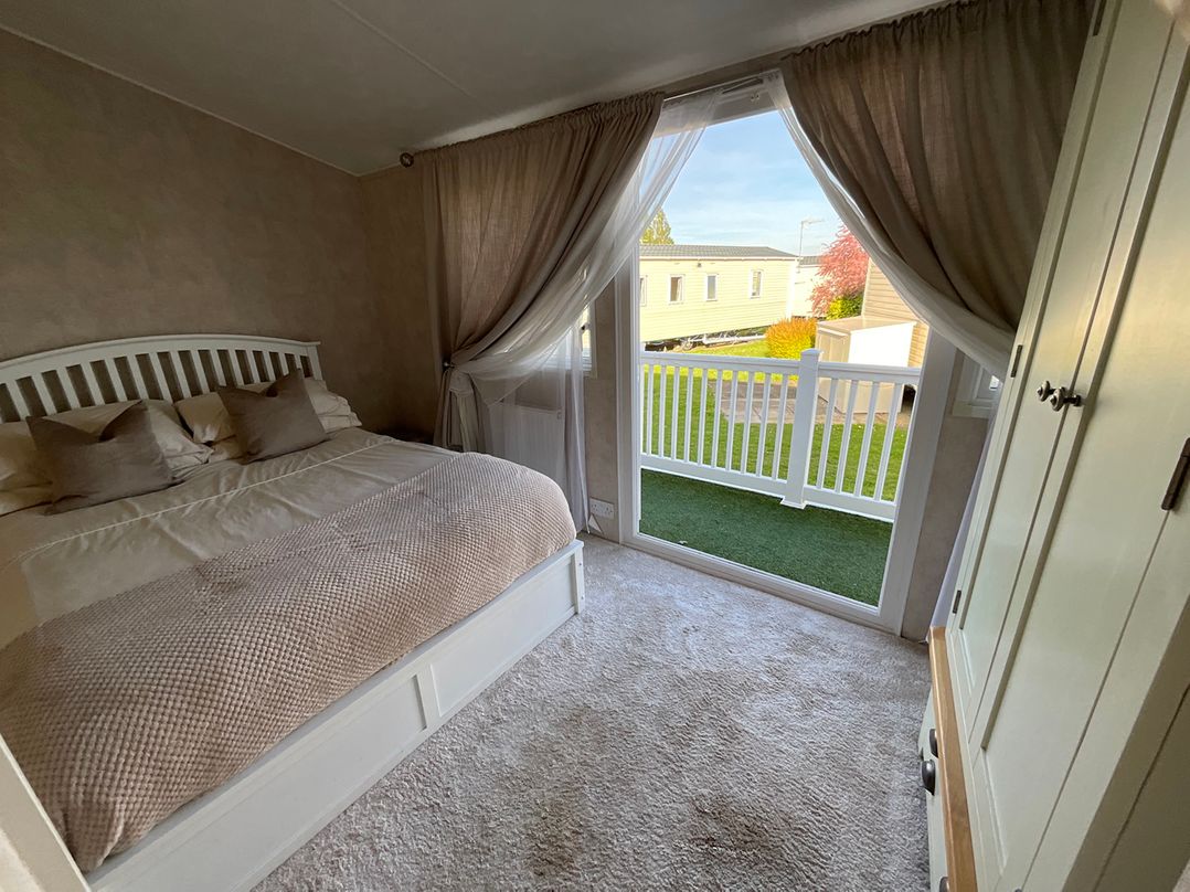 Seaview Caravan 2 Bedroom Sleeps 6  WiFi Smart Tv