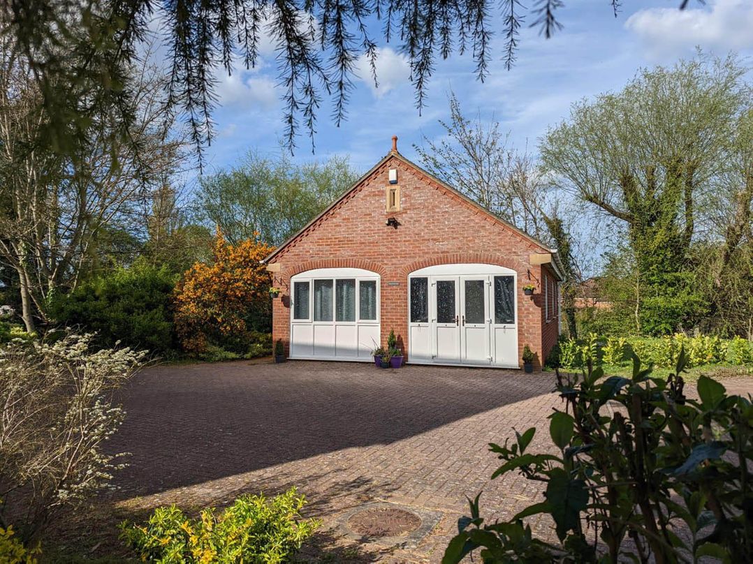 Cosy and secluded brook side lodge