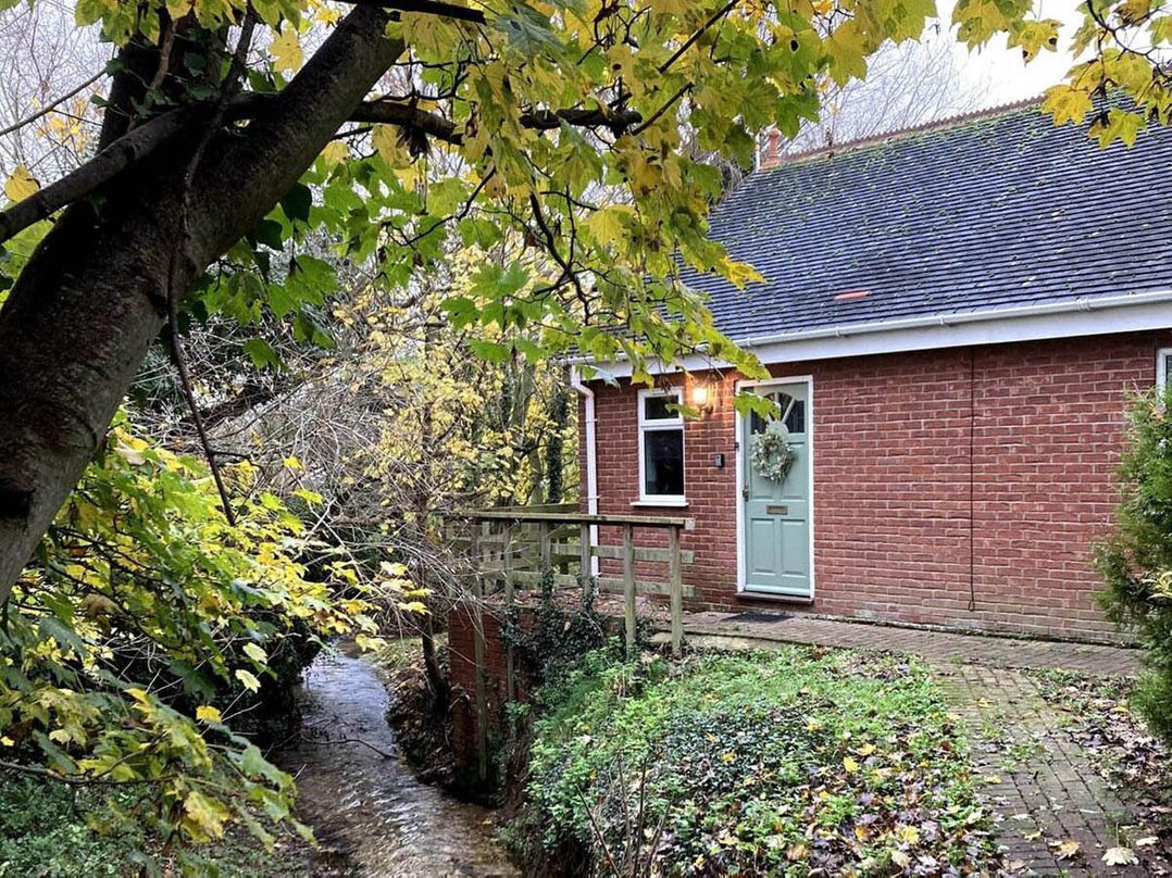 Cosy and secluded brook side lodge