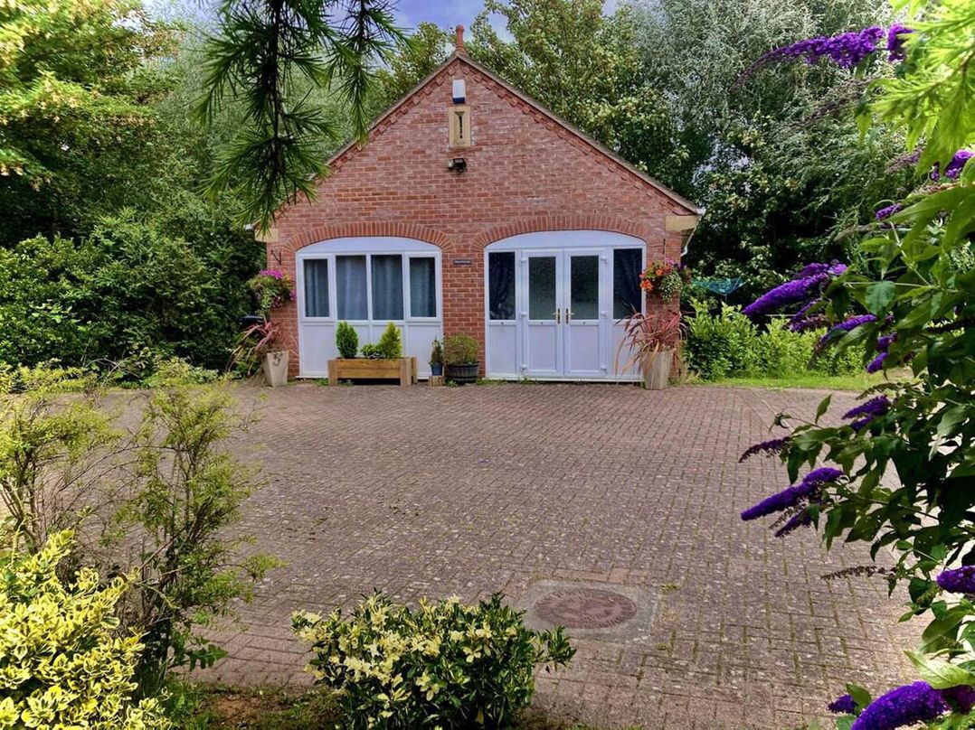 Cosy and secluded brook side lodge