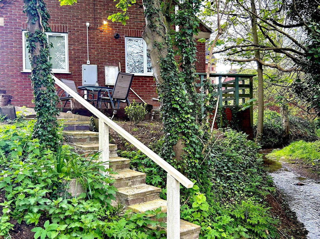Cosy and secluded brook side lodge