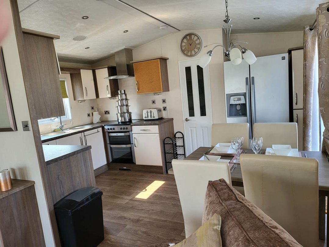 2 Bed Sleeps 6 Fireplace Parking Patio Seaside