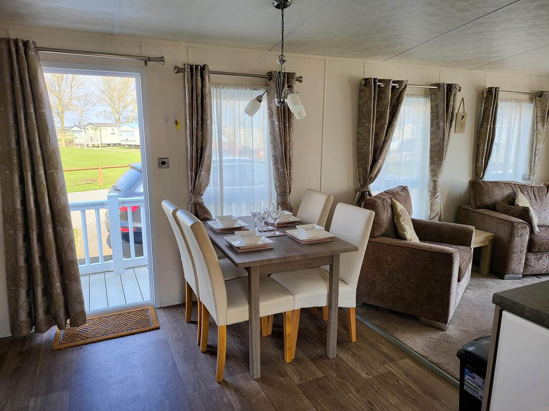 2 Bed Sleeps 6 Fireplace Parking Patio Seaside
