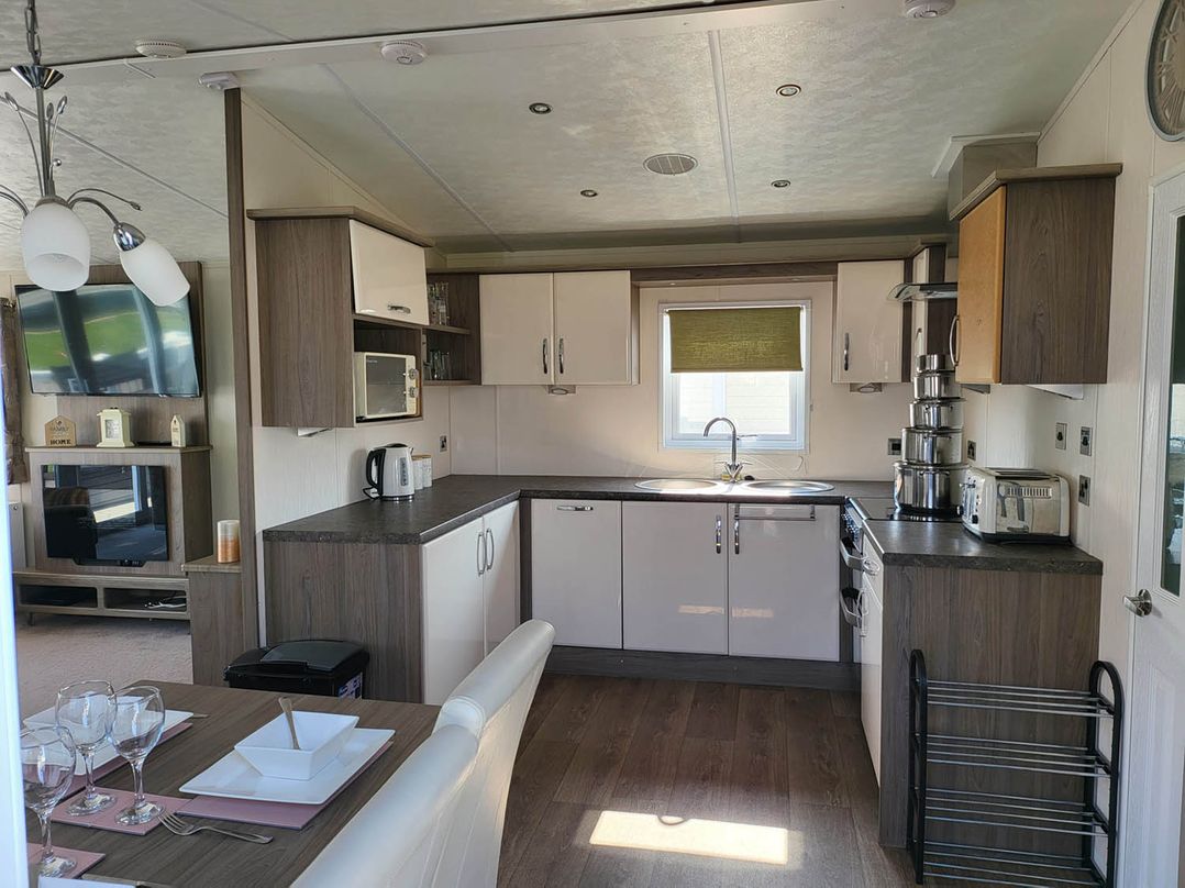 2 Bed Sleeps 6 Fireplace Parking Patio Seaside
