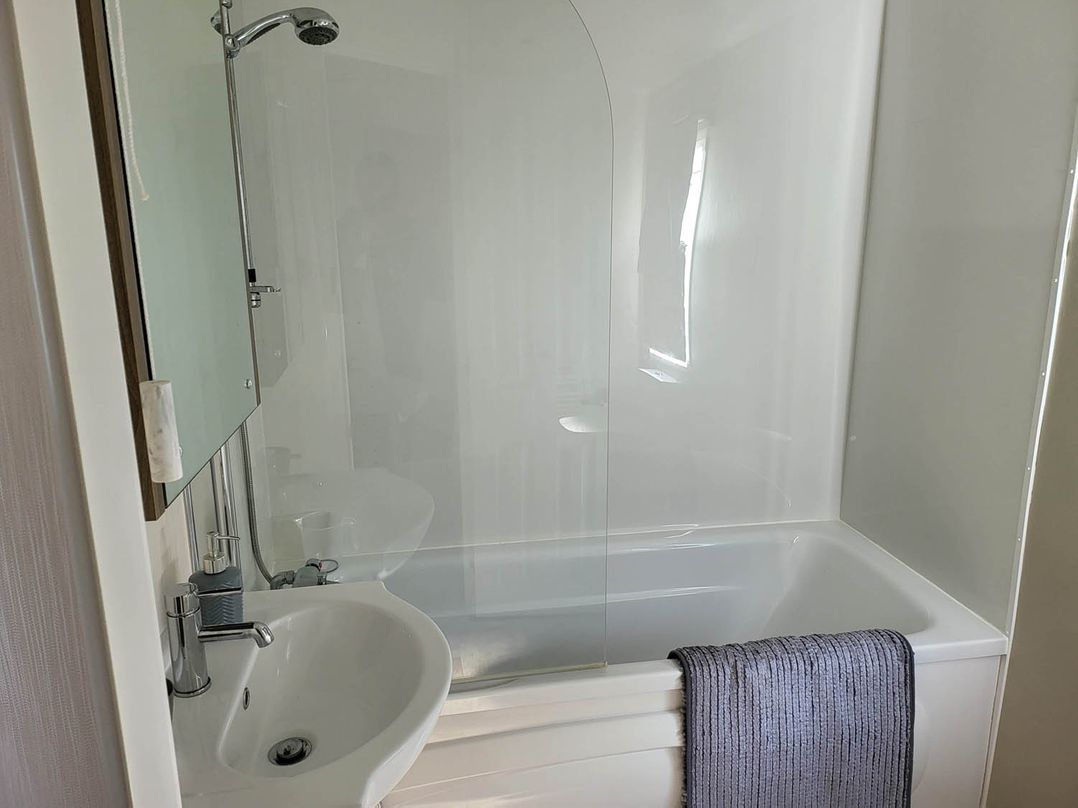 2 Bed Sleeps 6 Fireplace Parking Patio Seaside
