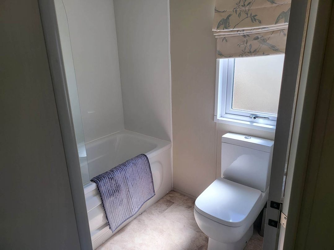 2 Bed Sleeps 6 Fireplace Parking Patio Seaside