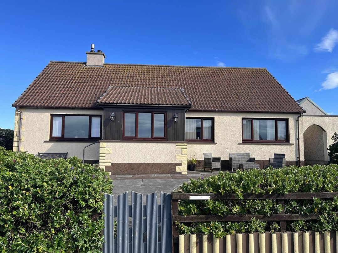 Immaculate 5 Bedroom House with Sea View