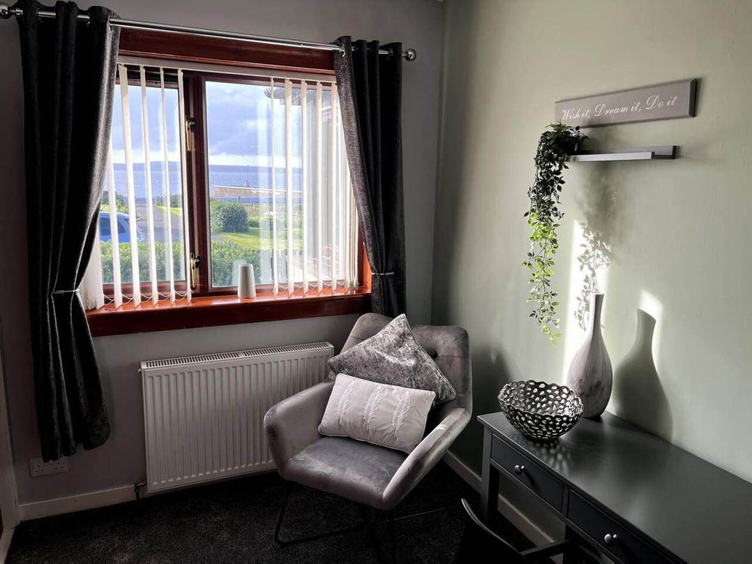 Immaculate 5 Bedroom House with Sea View