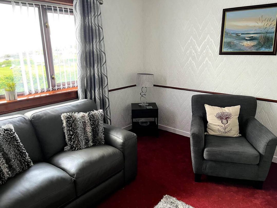 Immaculate 5 Bedroom House with Sea View