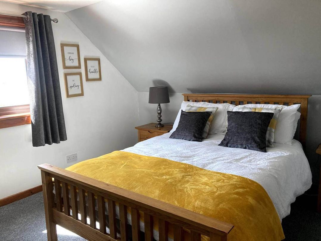 Immaculate 5 Bedroom House with Sea View