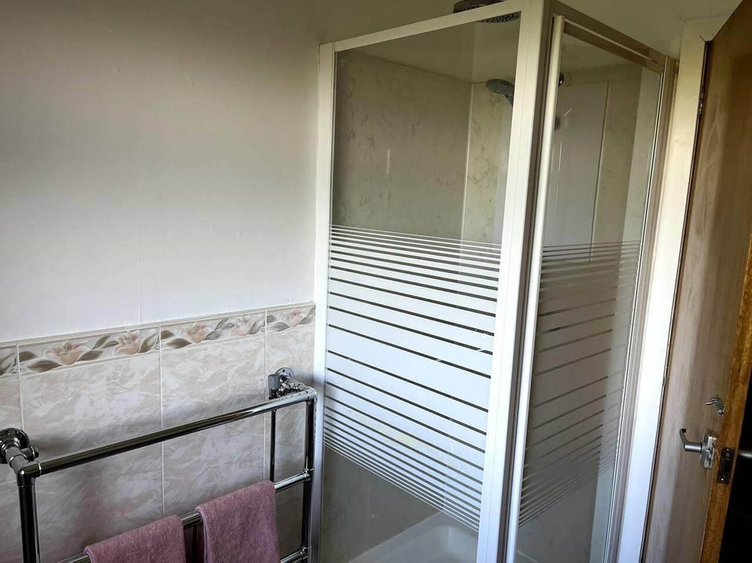 Immaculate 5 Bedroom House with Sea View