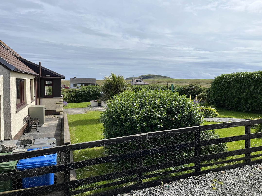 Immaculate 5 Bedroom House with Sea View