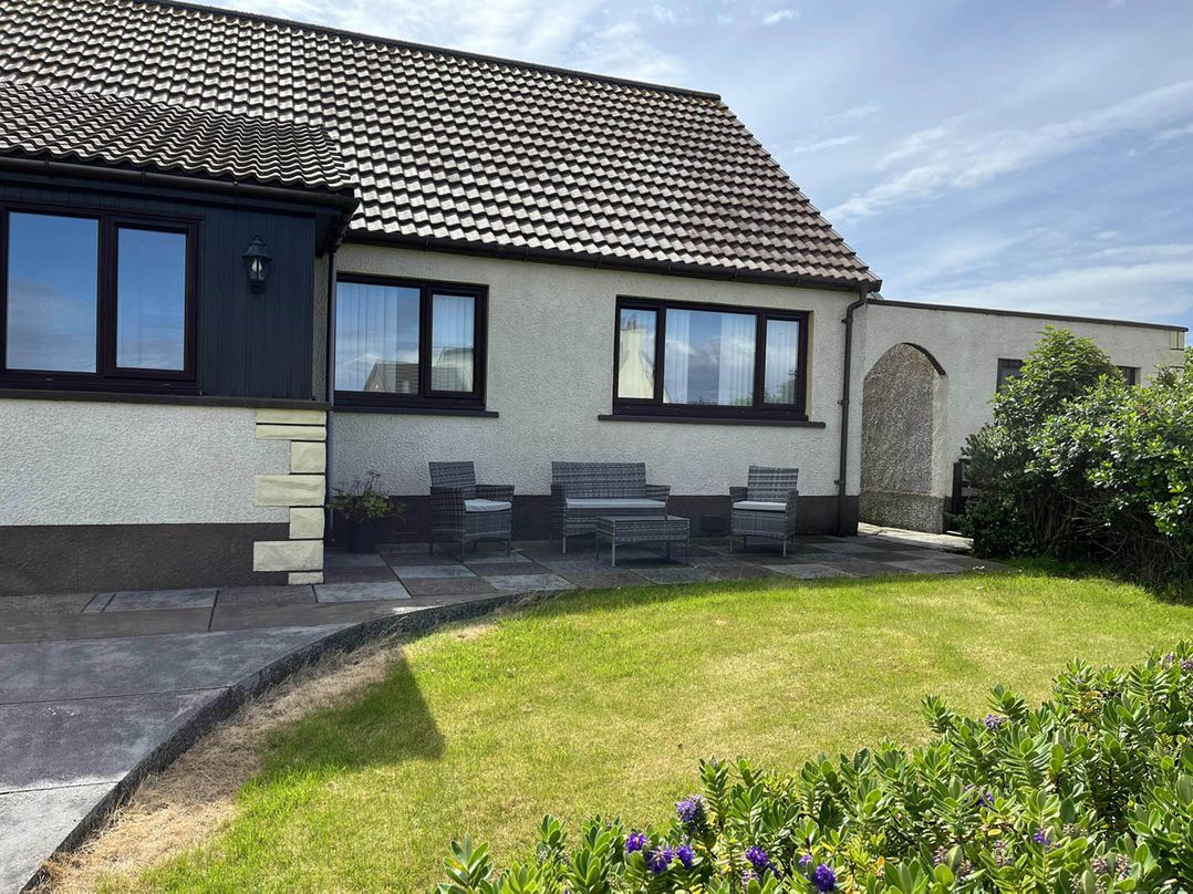 Immaculate 5 Bedroom House with Sea View