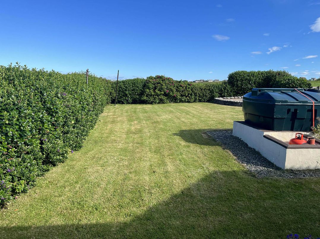 Immaculate 5 Bedroom House with Sea View