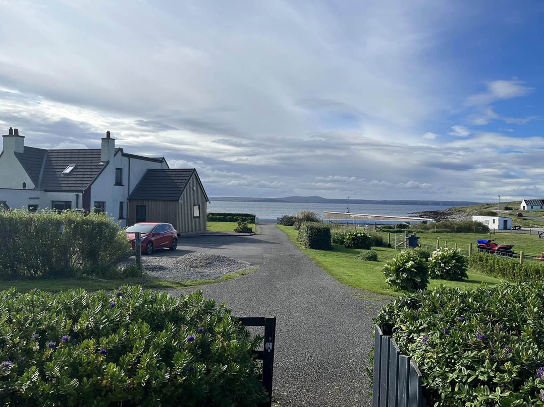 Immaculate 5 Bedroom House with Sea View
