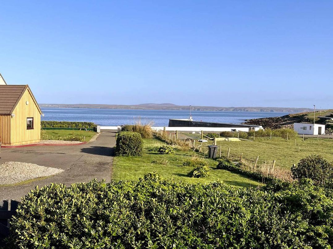 Immaculate 5 Bedroom House with Sea View