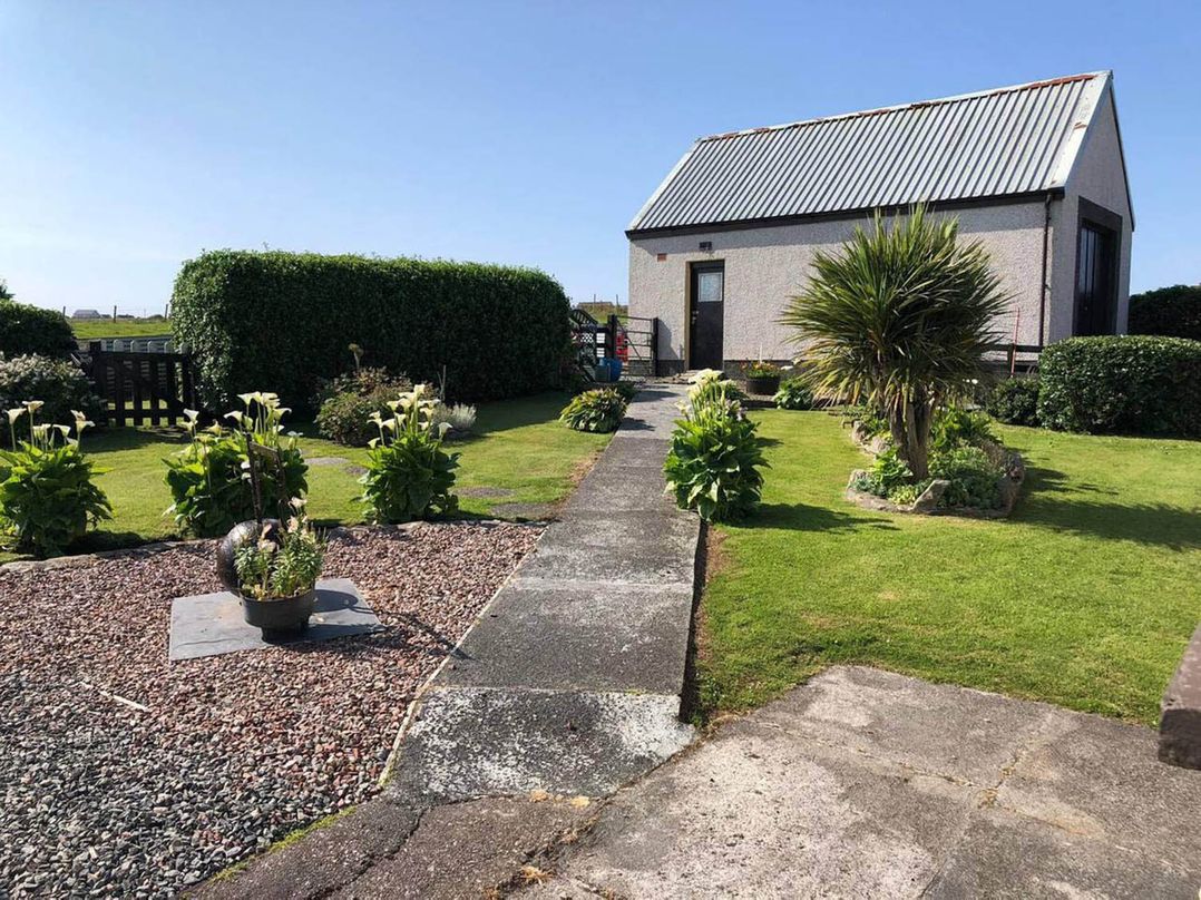 Immaculate 5 Bedroom House with Sea View