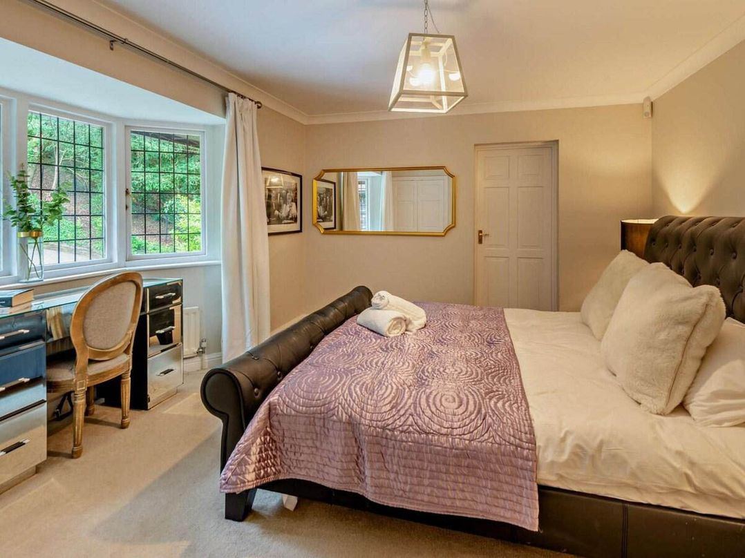 A bedroom with a bed and desk at Luxurious 5 Bedroom House in Cookham near Marlow