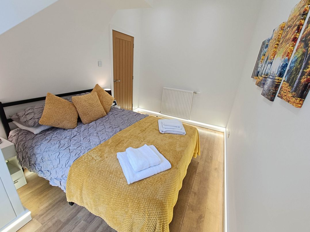 A bedroom with a bed and towels at RnB Rural n Beautiful Near Barrhill