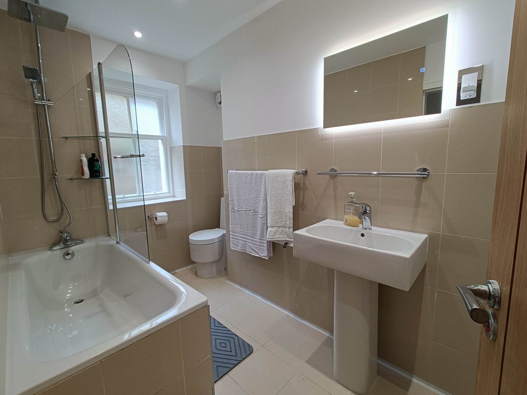 A bathroom with a bathtub, sink, and toilet at RnB Rural n Beautiful near Barrhill