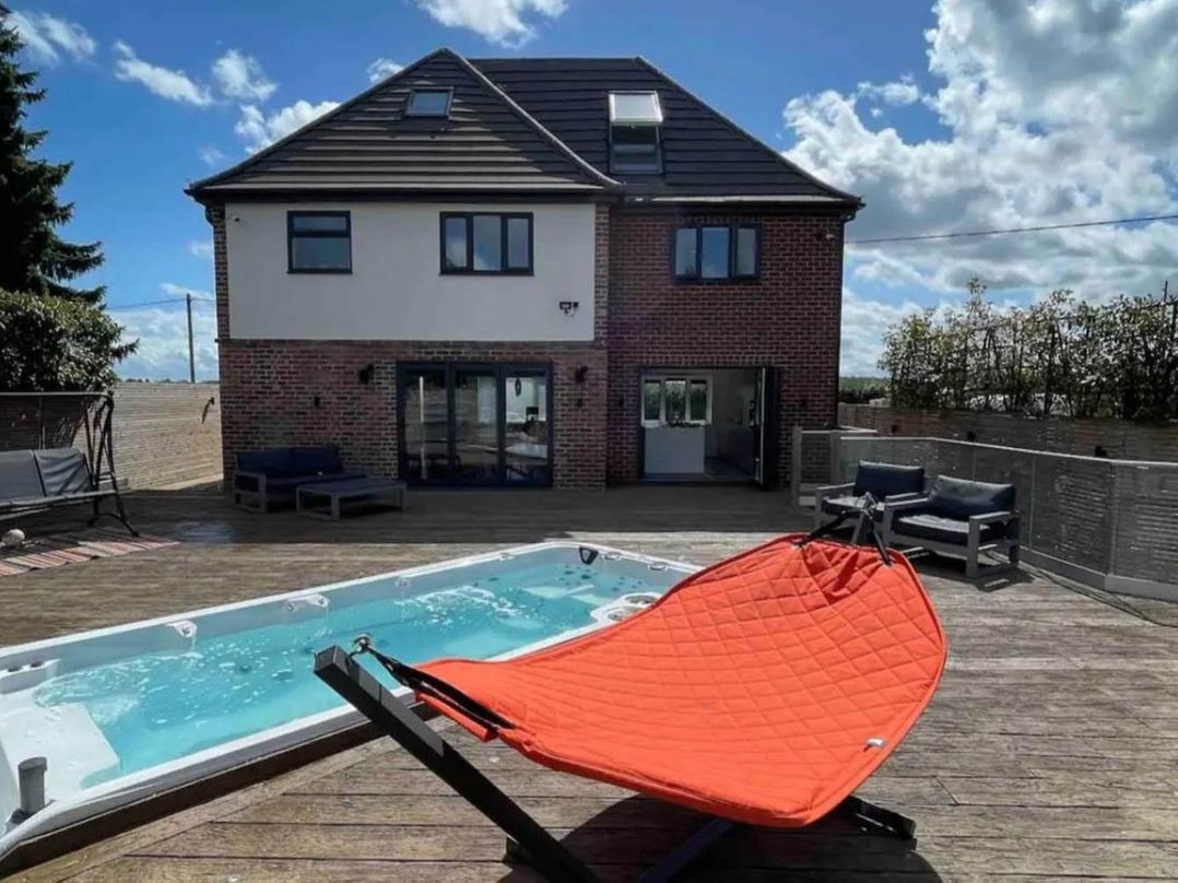 Hot tub  BBQ  Garden Parking  Sleeps 8