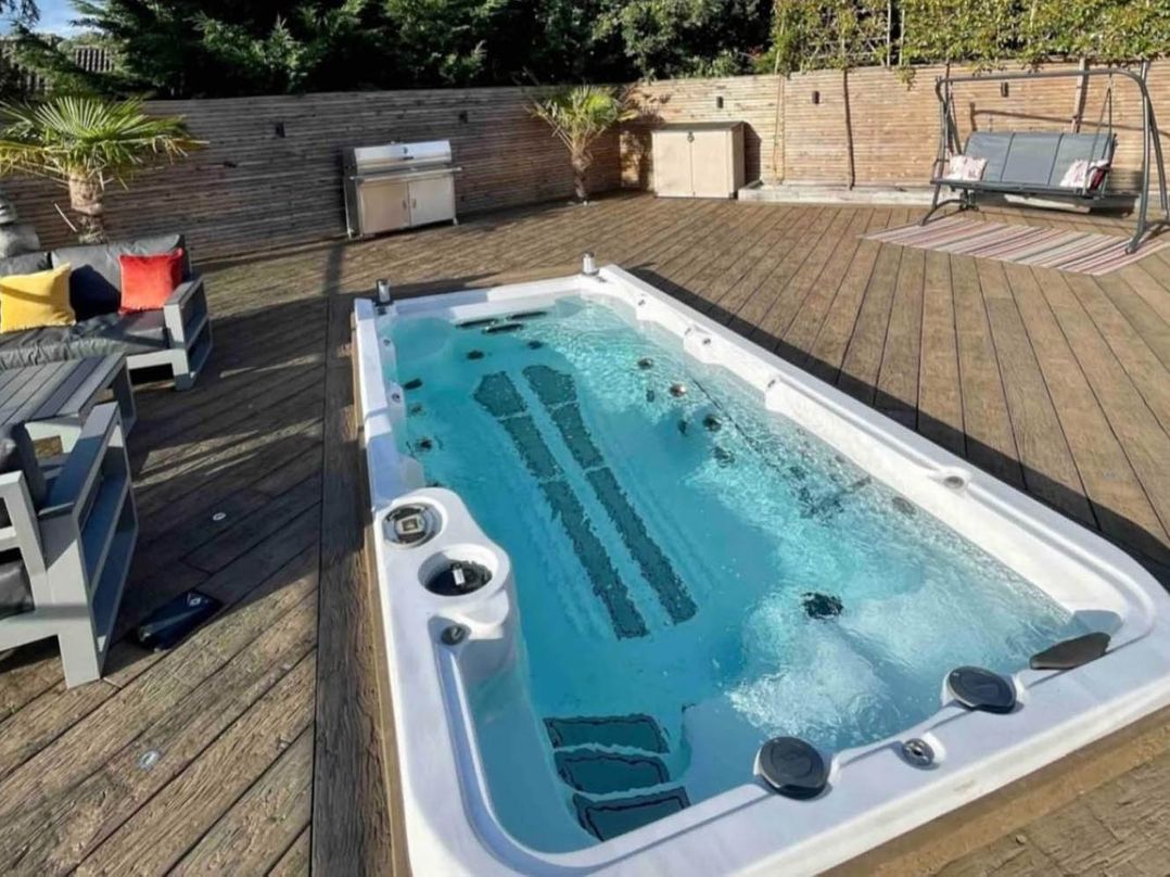 Hot tub  BBQ  Garden Parking  Sleeps 8