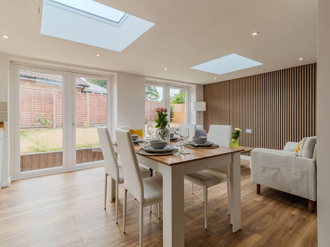 A dining room with a table and chairs at Loughborough Luxe Bungalow Retreat Sleeps 6 in Shepshed