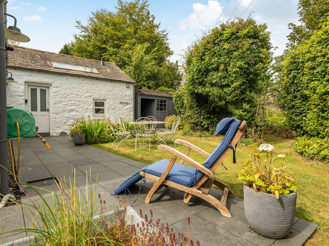 House Sleeps 6 Pet Friendly Parking