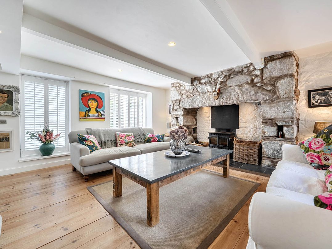 House Sleeps 6 Pet Friendly Parking