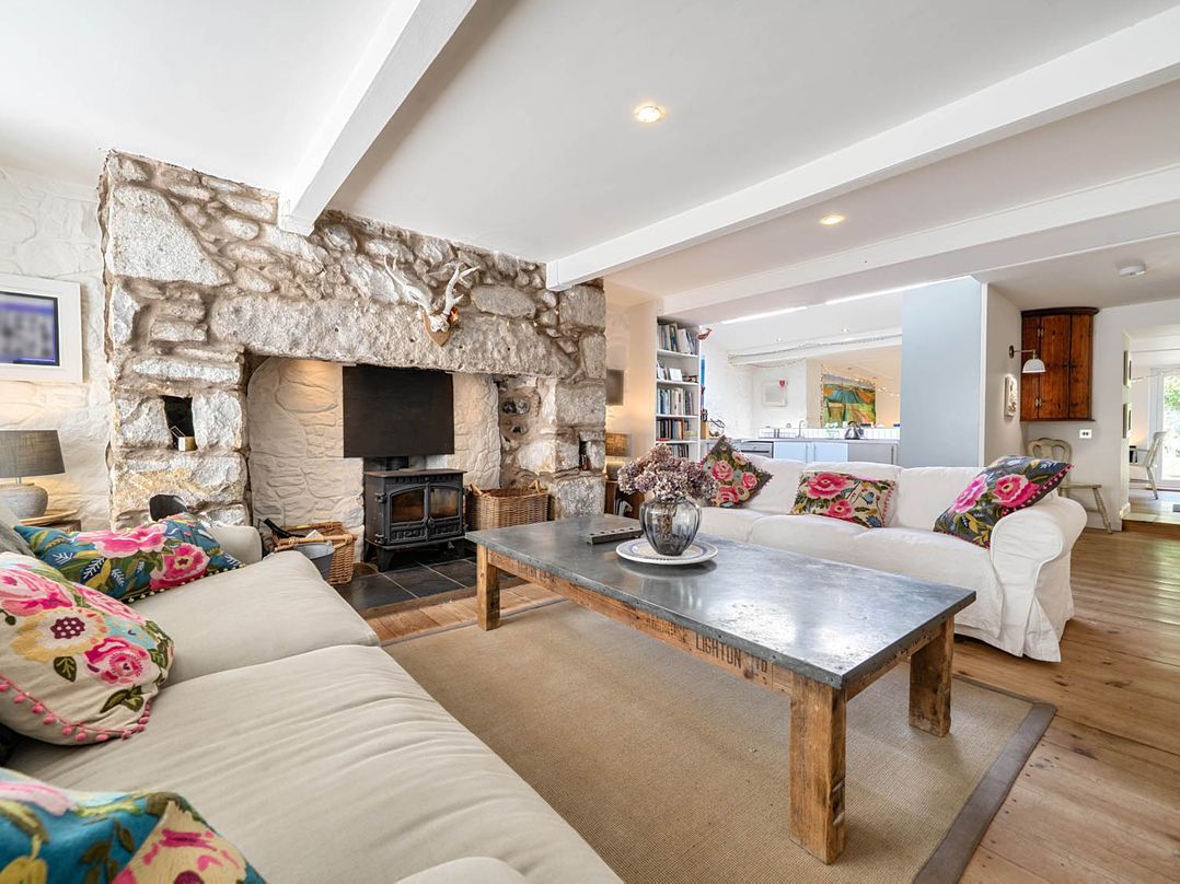 House Sleeps 6 Pet Friendly Parking