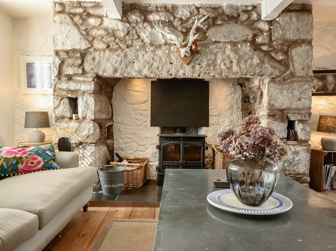 House Sleeps 6 Pet Friendly Parking