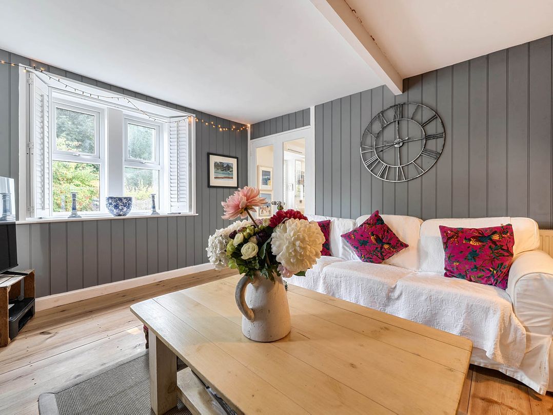 House Sleeps 6 Pet Friendly Parking