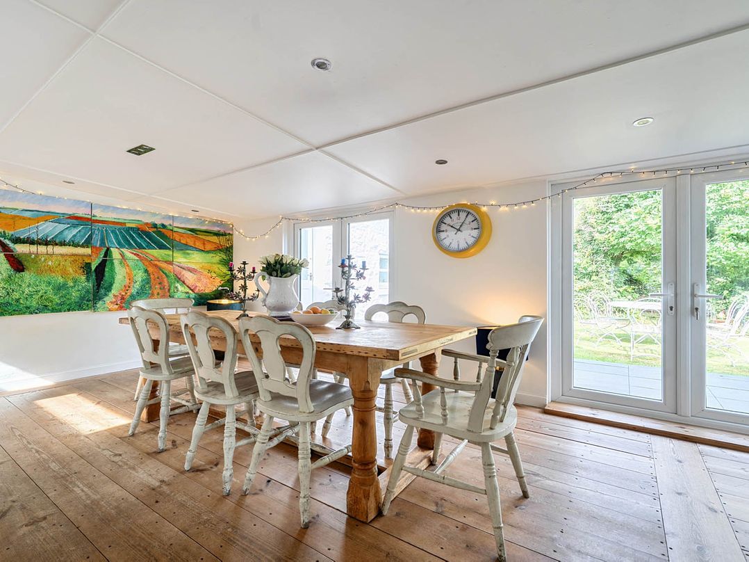 House Sleeps 6 Pet Friendly Parking