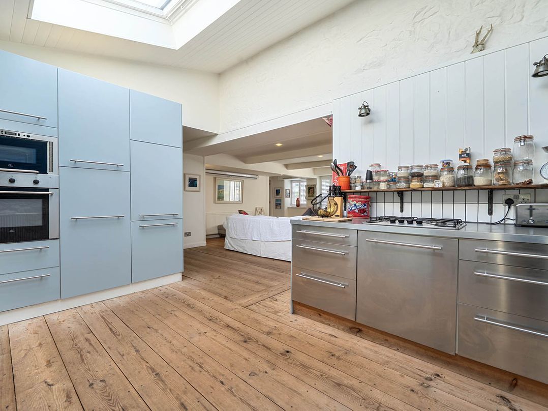 House Sleeps 6 Pet Friendly Parking