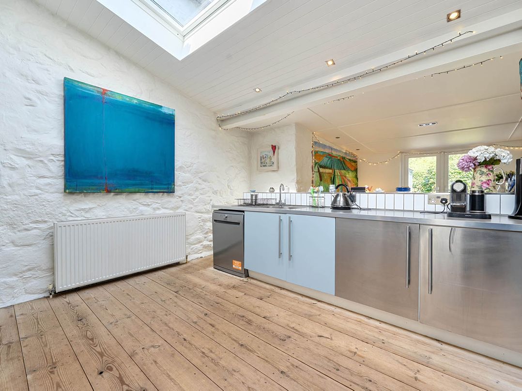 House Sleeps 6 Pet Friendly Parking