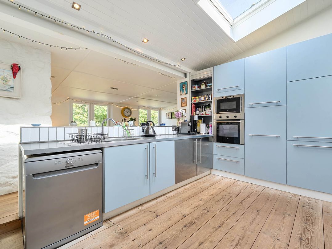 House Sleeps 6 Pet Friendly Parking
