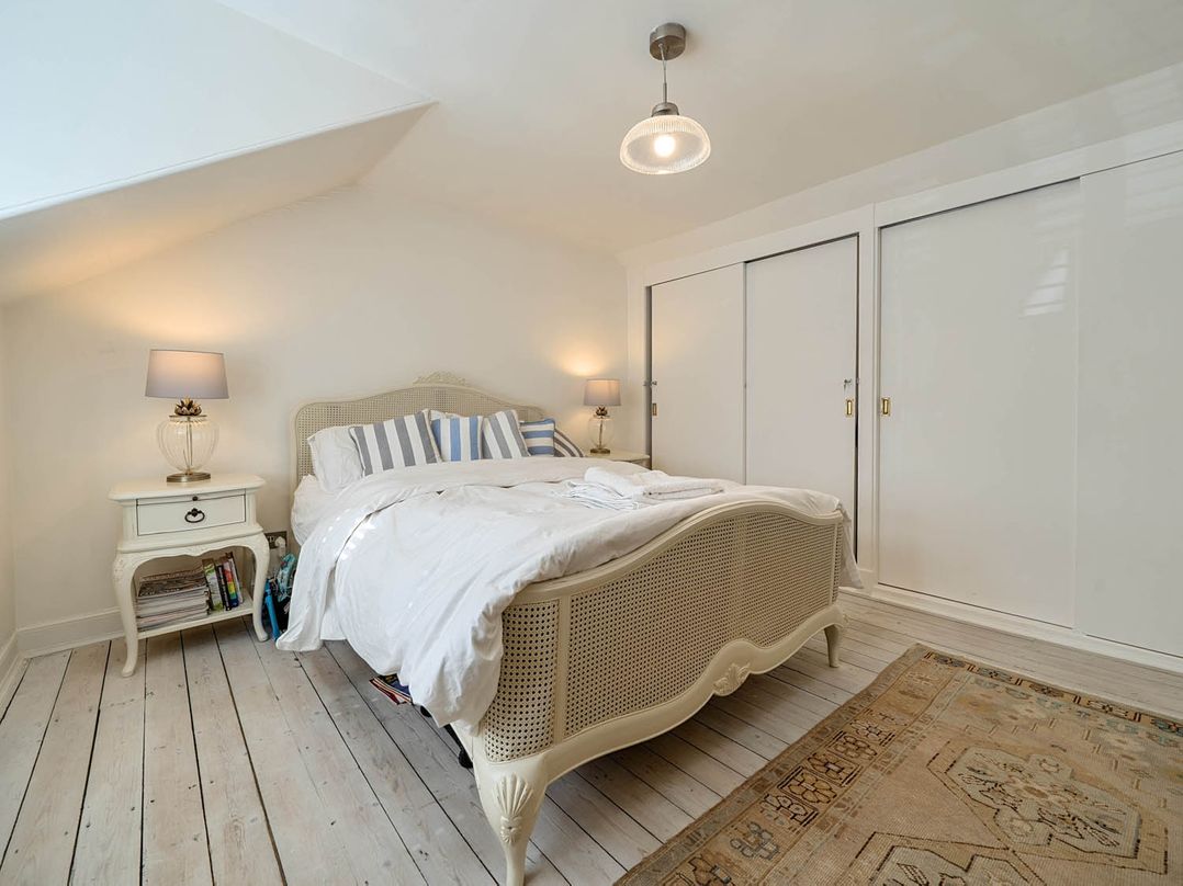 House Sleeps 6 Pet Friendly Parking