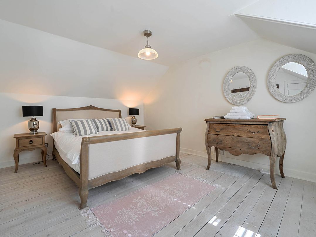 House Sleeps 6 Pet Friendly Parking