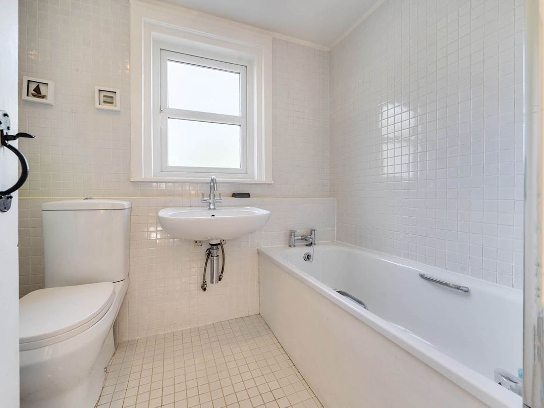 House Sleeps 6 Pet Friendly Parking