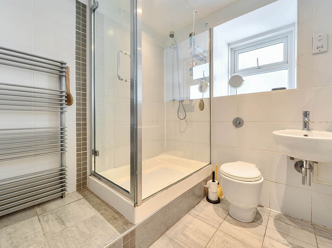 House Sleeps 6 Pet Friendly Parking