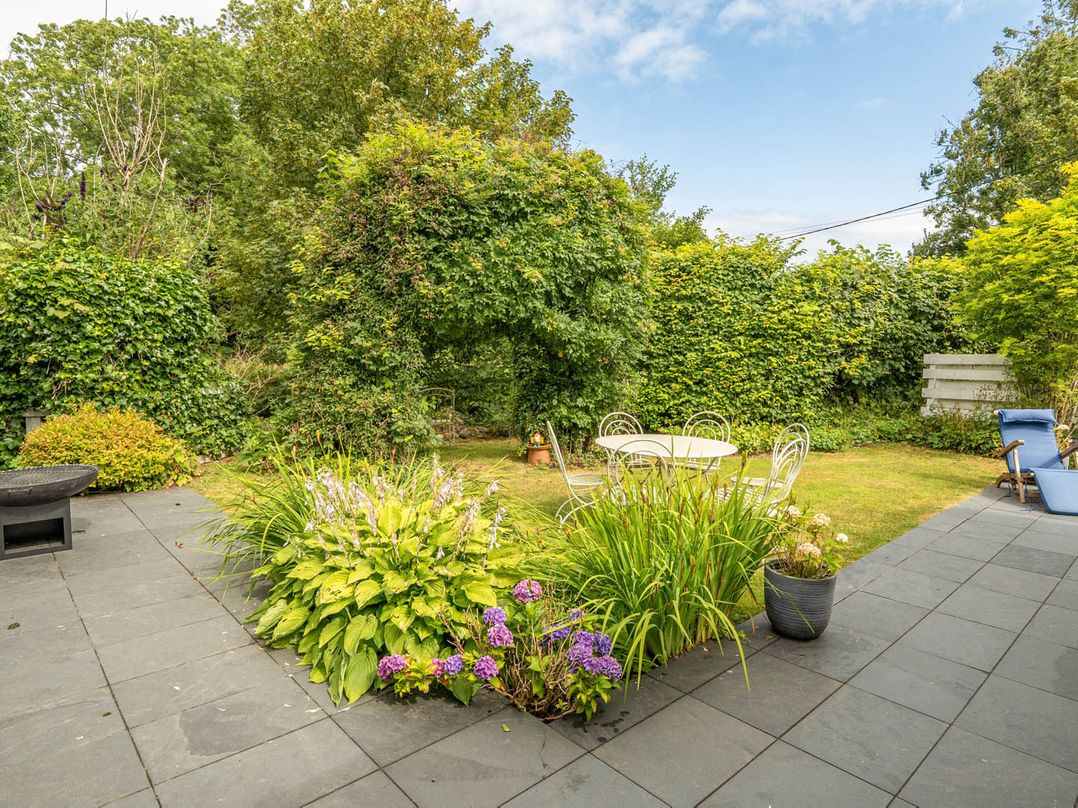 House Sleeps 6 Pet Friendly Parking