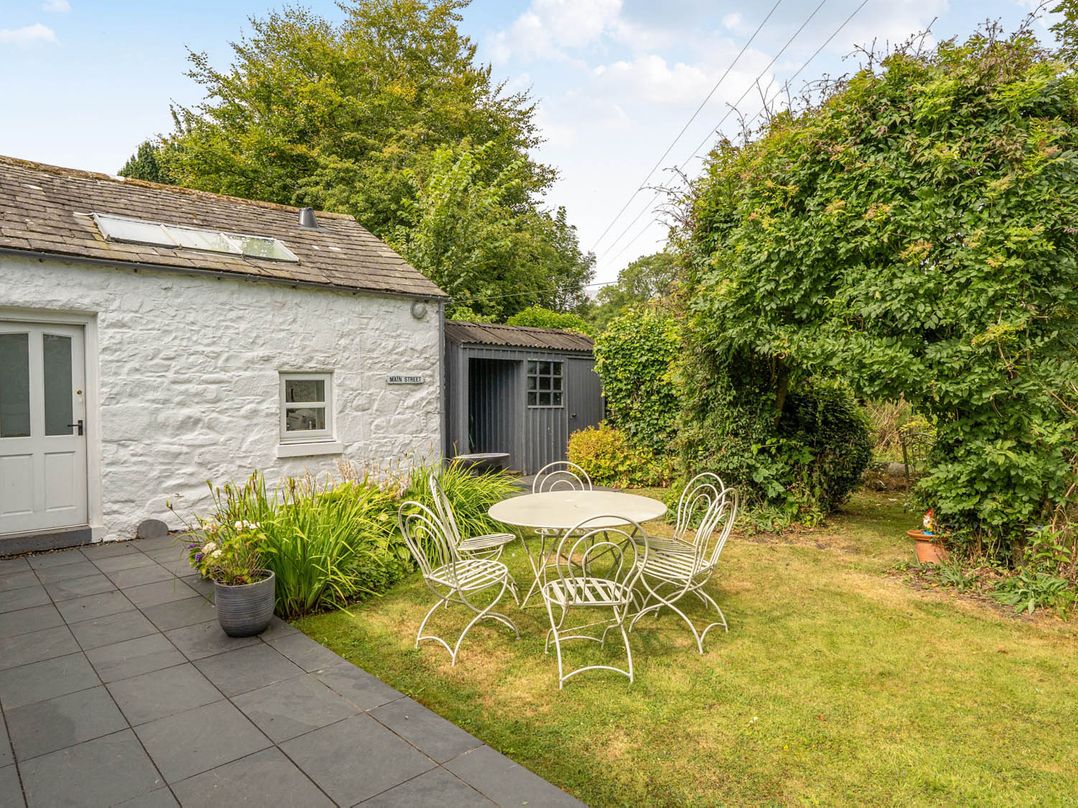 House Sleeps 6 Pet Friendly Parking