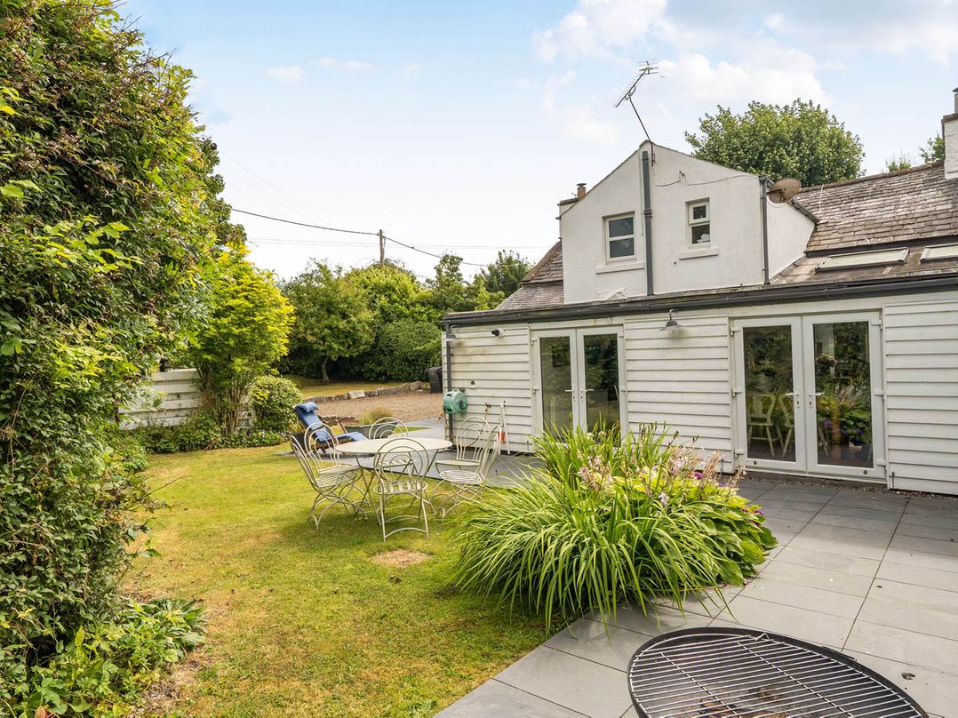 House Sleeps 6 Pet Friendly Parking