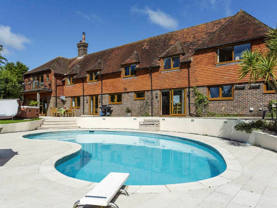 Sleeps 10 to 18 Parking Garden Pool Hot Tub Balcony