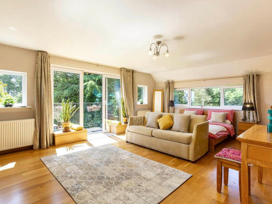 Sleeps 10 to 18 Parking Garden Pool Hot Tub Balcony