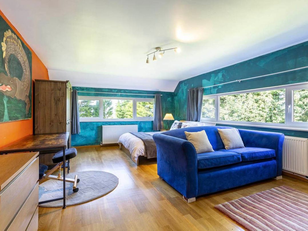 Sleeps 10 to 18 Parking Garden Pool Hot Tub Balcony
