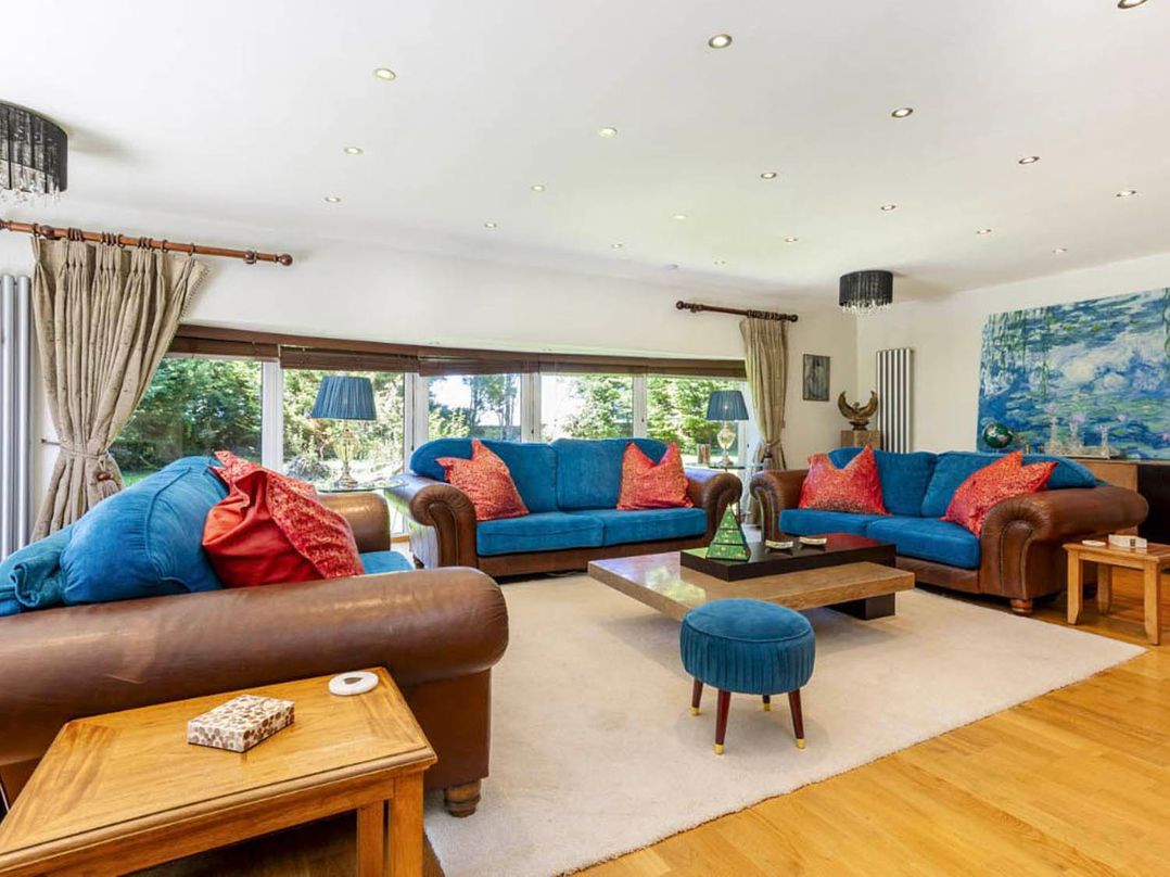 Sleeps 10 to 18 Parking Garden Pool Hot Tub Balcony