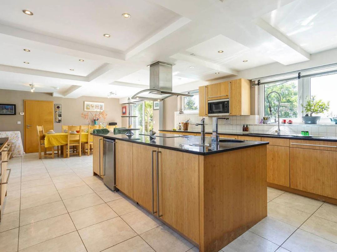 Sleeps 10 to 18 Parking Garden Pool Hot Tub Balcony
