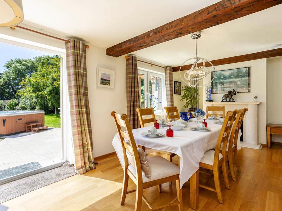 Sleeps 10 to 18 Parking Garden Pool Hot Tub Balcony